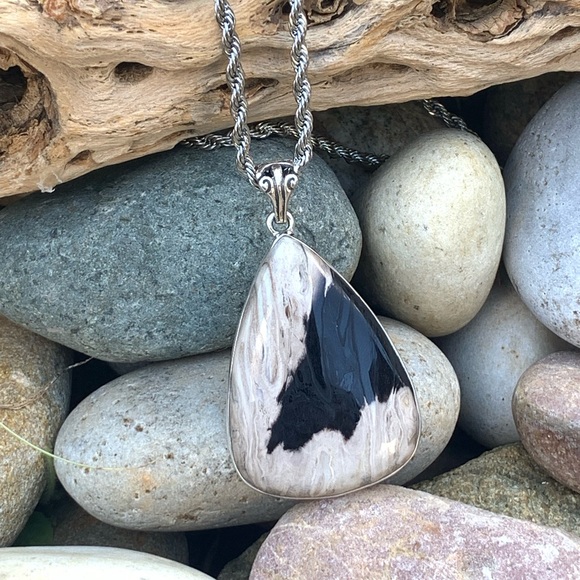 Southwestern Cowhide Fossil Necklace - Picture 4 of 4